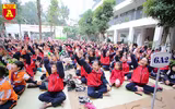 Học sinh Hà Nội thích thú thi gói bánh chưng, giã bánh dày, viết thư pháp